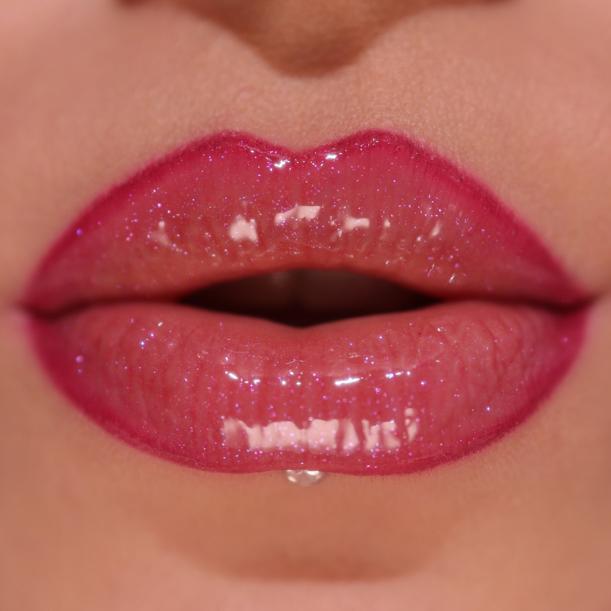 Revolution Pout Bomb Shimmer Berry Lustre